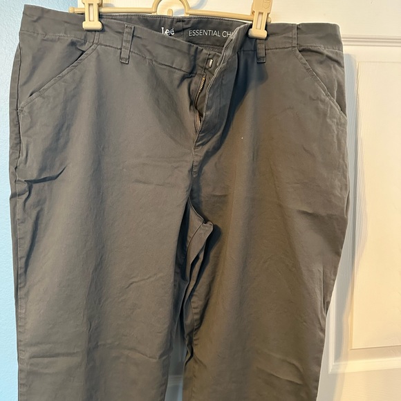 Women’s Lee Essential Chinos size 18W. Like new. - Picture 1 of 3
